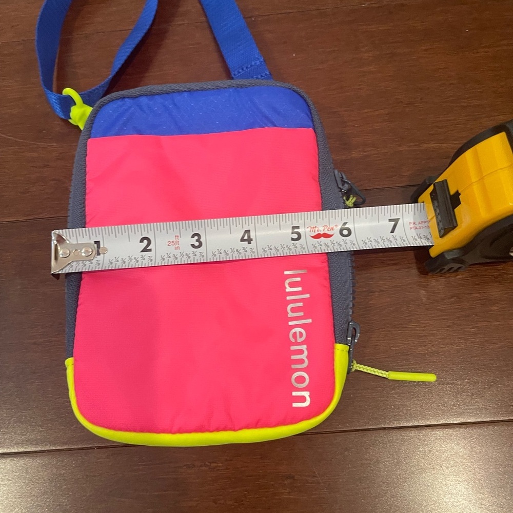 Lululemon easy access Crossbody pink highlight cerulian blue multi colorblock - Picture 6 of 8